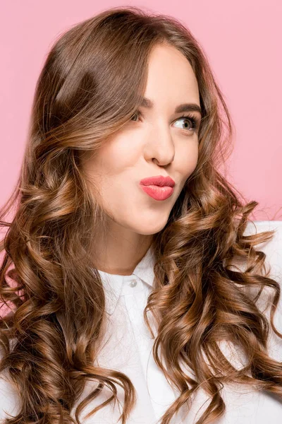 Retrato de chica linda atractiva con maquillaje brillante con beso aislado sobre fondo rosa — Foto de Stock
