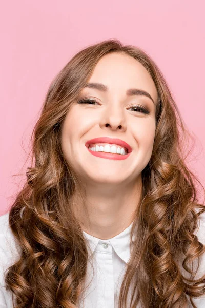 Das junge Frauenporträt mit glücklichen Gefühlen — Stockfoto