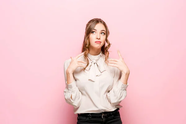 Joven mujer de negocios seria y pensativa. Concepto de duda . — Foto de Stock