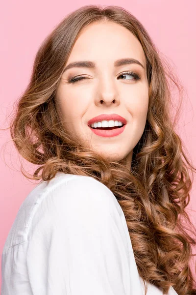 A mulher de negócios feliz de pé e sorrindo contra fundo rosa . — Fotografia de Stock