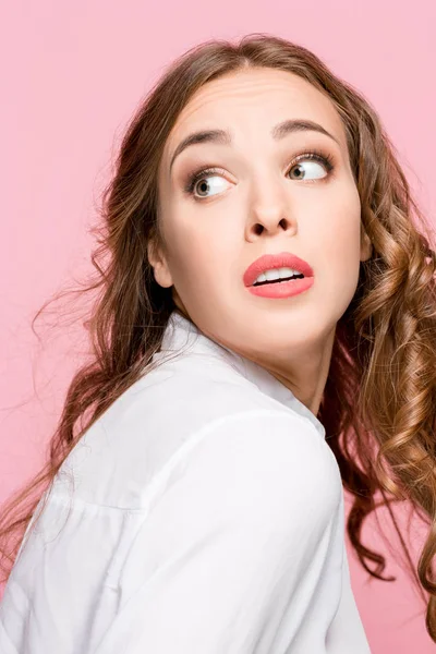 Retrato de la mujer asustada en rosa —  Fotos de Stock