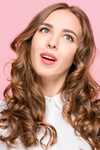 Joven mujer de negocios seria y pensativa. Concepto de duda . — Foto de Stock