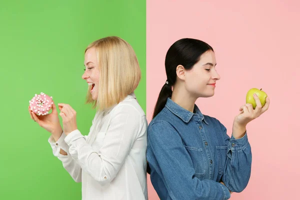 Diyet. Diyet kavramı. Sağlıklı gıda. Güzel genç kadın meyve ve unhelathy pasta arasında seçim yapma — Stok fotoğraf