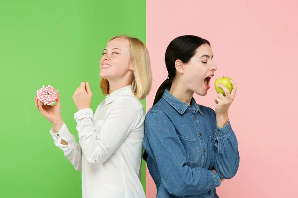 Diyet. Diyet kavramı. Sağlıklı gıda. Güzel genç kadın meyve ve unhelathy pasta arasında seçim yapma — Stok fotoğraf