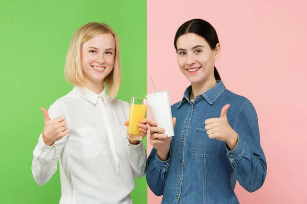 Dieet. Dieet concept. Gezonde voeding. Mooie jonge vrouwen kiezen tussen Oranje vruchtensap en unhelathy koolzuurhoudende zoet drankje — Stockfoto