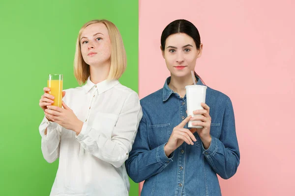 Diet. Konsep diet. Makanan sehat. Wanita muda yang cantik memilih antara jus jeruk buah dan minuman manis berkarbonasi yang enak — Stok Foto