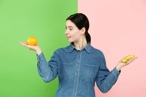 Schöne Nahaufnahme Porträt einer jungen Frau mit Früchten. gesundes Ernährungskonzept. — Stockfoto