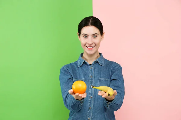 Bellissimo ritratto ravvicinato di giovane donna con frutta. Concetto di cibo sano . — Foto Stock