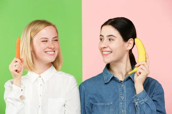 Belo retrato de close-up de mulheres jovens com frutas e legumes. Conceito de alimentação saudável . — Fotografia de Stock