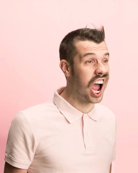 El hombre gritando con la boca abierta aislado en el fondo rosa, concepto de la cara emoción —  Fotos de Stock