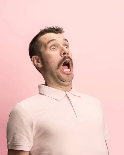 Человек кричит с открытым ртом изолирован на розовом фоне, концепция эмоций лица — стоковое фото