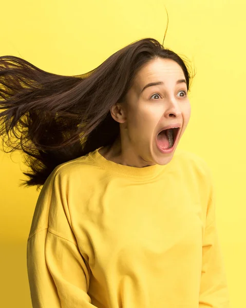 La femme criant avec la bouche ouverte isolée sur fond jaune, concept visage émotion — Photo