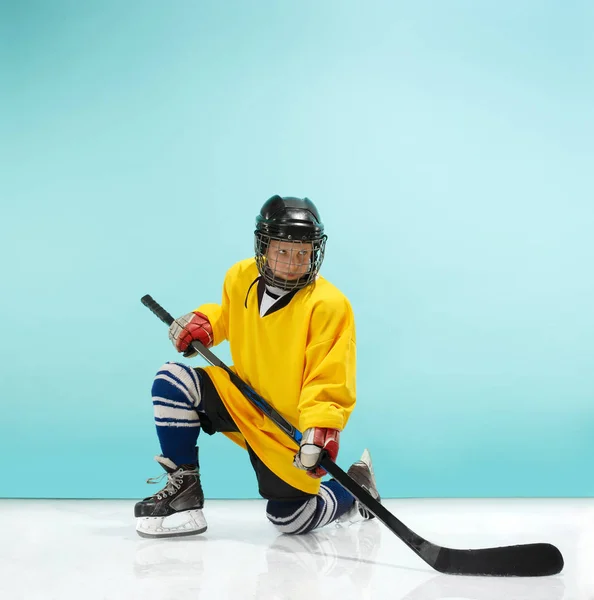 Un jugador de hockey con equipo sobre un fondo azul — Foto de Stock