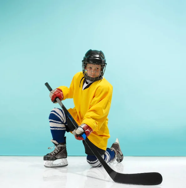 A hockey player with equipment over a blue background — Stock Photo, Image