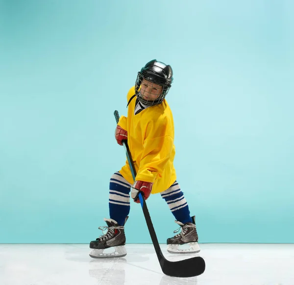 Хоккеист с оборудованием на синем фоне — стоковое фото