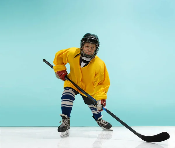 Хоккеист с оборудованием на синем фоне — стоковое фото