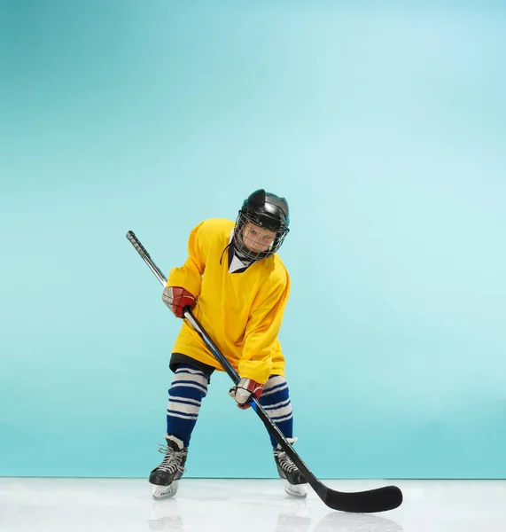 A hockey player with equipment over a blue background — Stock Photo, Image