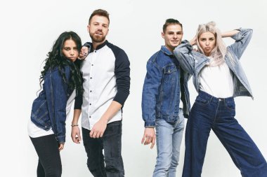 Grup gülümseyen arkadaşıyla birlikte modaya uygun kot pantolon