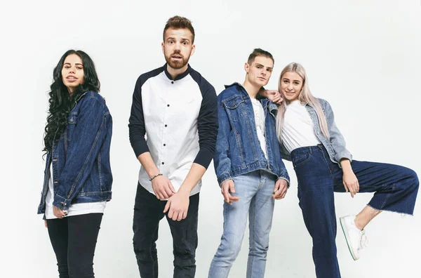 Groep lachende vrienden in modieuze jeans — Stockfoto