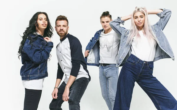 Grupo de amigos sonrientes en jeans de moda — Foto de Stock