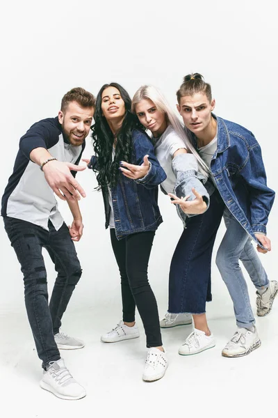 Grupo de amigos sonrientes en jeans de moda — Foto de Stock