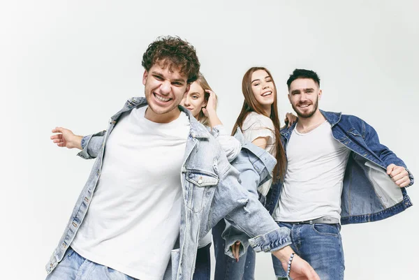 Grupo de amigos sonrientes en jeans de moda — Foto de Stock