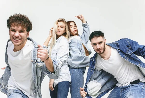 Grupo de amigos sonrientes en jeans de moda — Foto de Stock