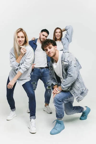 Grupo de amigos sonrientes en jeans de moda — Foto de Stock