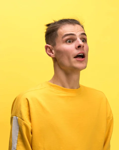 Açık ağızlı sarı arka plan üzerinde kavram yüz duygu izole çığlık atan adam — Stok fotoğraf