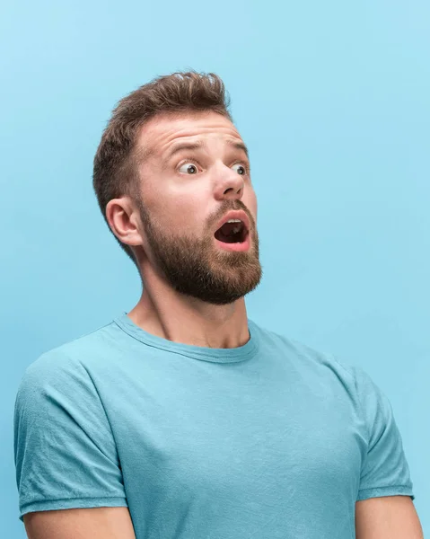 O homem gritando com a boca aberta isolado no fundo azul, conceito de emoção rosto — Fotografia de Stock