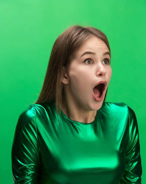 Kobieta krzyczy z otwartymi ustami na białym tle na zielonym tle, koncepcja twarz emocji — Zdjęcie stockowe