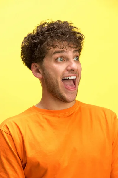 Mannen skrek med öppen mun isolerad på gul bakgrund, begrepp ansikte känslor — Stockfoto