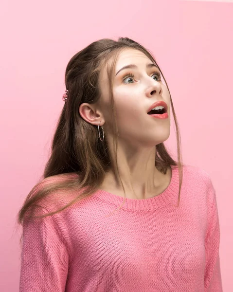 La mujer gritando con la boca abierta aislada sobre fondo rosa, concepto cara emoción — Foto de Stock