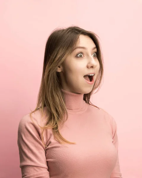 A nő sikoltozik tátott szájjal elszigetelt rózsaszín háttér, koncepció arc érzelem — Stock Fotó