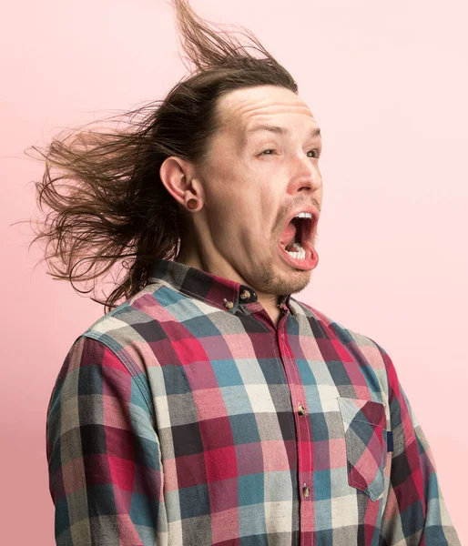 Człowiek, krzycząc z otwartymi ustami na białym tle na różowym tle, koncepcja twarz emocji — Zdjęcie stockowe