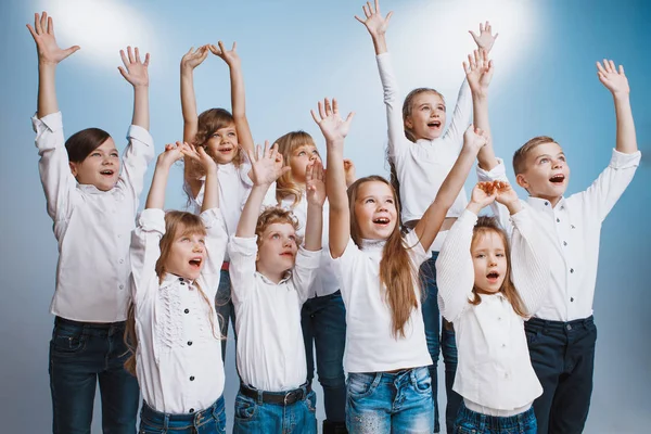 Entzückende Kinder haben Spaß zusammen — Stockfoto