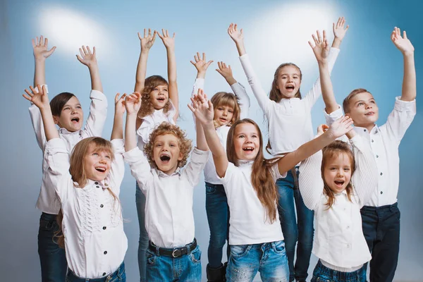 Adorables niños se divierten juntos —  Fotos de Stock