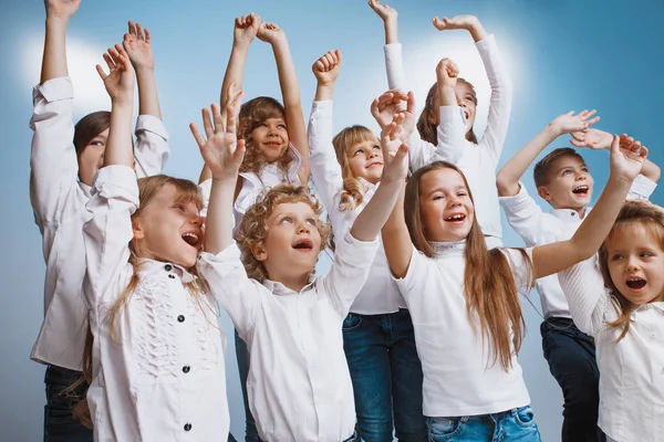 Entzückende Kinder haben Spaß zusammen — Stockfoto