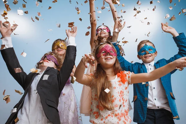 Crianças adoráveis se divertir juntos, jogar confete colorido , — Fotografia de Stock