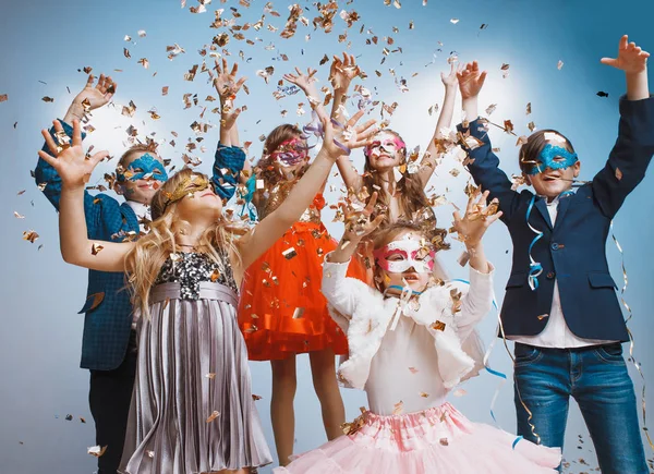 Entzückende Kinder haben Spaß zusammen, werfen buntes Konfetti, — Stockfoto