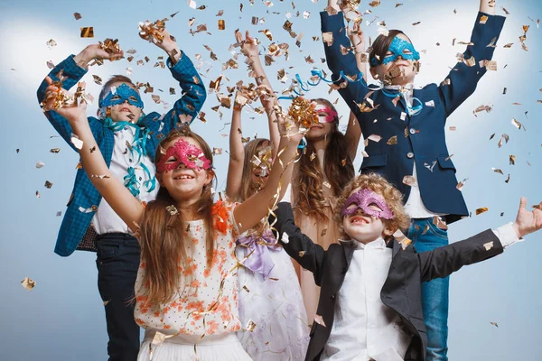 Los niños adorables se divierten juntos, lanzan confeti colorido , — Foto de Stock