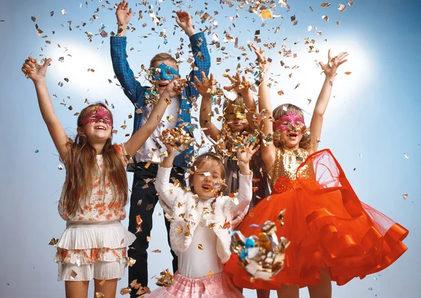 Crianças adoráveis se divertir juntos, jogar confete colorido , — Fotografia de Stock