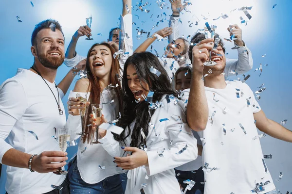 Állandó, és együtt ünnepelni, mint kék háttér vidám örömteli fiatalok csoportja — Stock Fotó