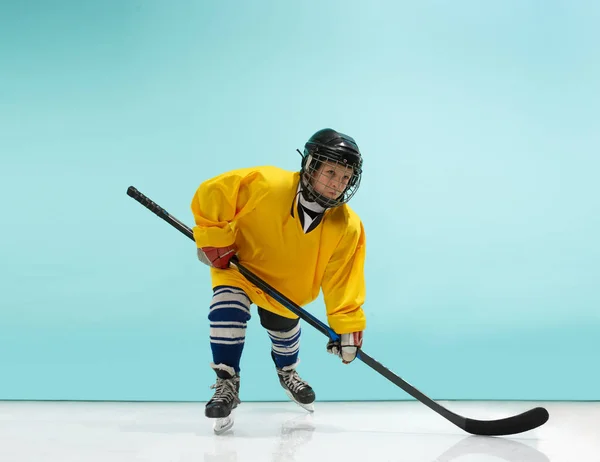 Ein Eishockeyspieler Uniform Mit Ausrüstung Vor Blauem Studiohintergrund Der Athlet — Stockfoto