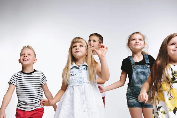 Grupo de moda lindo preescolar niños amigos posando juntos y mirando a la cámara de fondo blanco —  Fotos de Stock