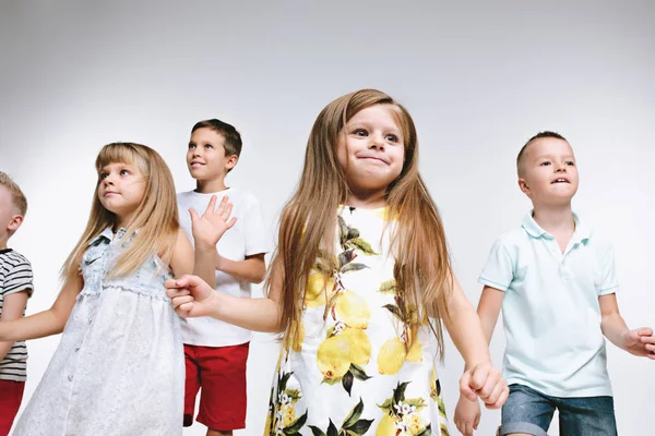Gruppe Mode niedlich Vorschulkinder Freunde posieren zusammen und Blick auf Kamera weißen Hintergrund — Stockfoto