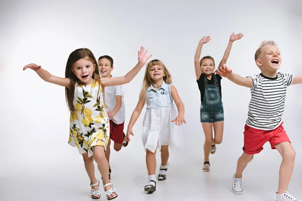 Grupo de moda lindo preescolar niños amigos posando juntos y mirando a la cámara de fondo blanco — Foto de Stock