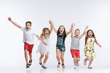 Birlikte poz ve kamera beyaz arka plan arayan arkadaşlar grup moda şirin okul öncesi çocuklar
