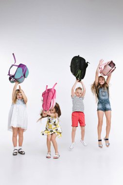 Mutluluk grup şirin ve sevimli öğrenci okula dönüş vardır