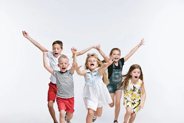 Grupo de moda lindo preescolar niños amigos posando juntos y mirando a la cámara de fondo blanco — Foto de Stock